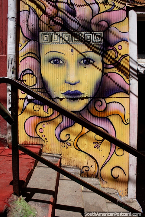 Parece una diosa con una cabeza de cabello loco, arte callejero junto a las escaleras en Valparaíso. (480x720px). Chile, Sudamerica.
