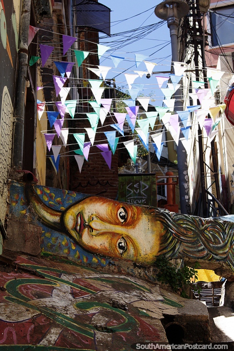 A arte de rua está em todo lugar no Chile e é uma grande parte da cultura, cara e bandeiras em Valparaïso. (480x720px). Chile, América do Sul.