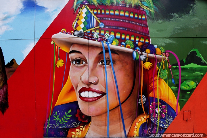 La mujer usa un sombrero increíble con mucho detalle, fantástico arte callejero en Arica. (720x480px). Chile, Sudamerica.