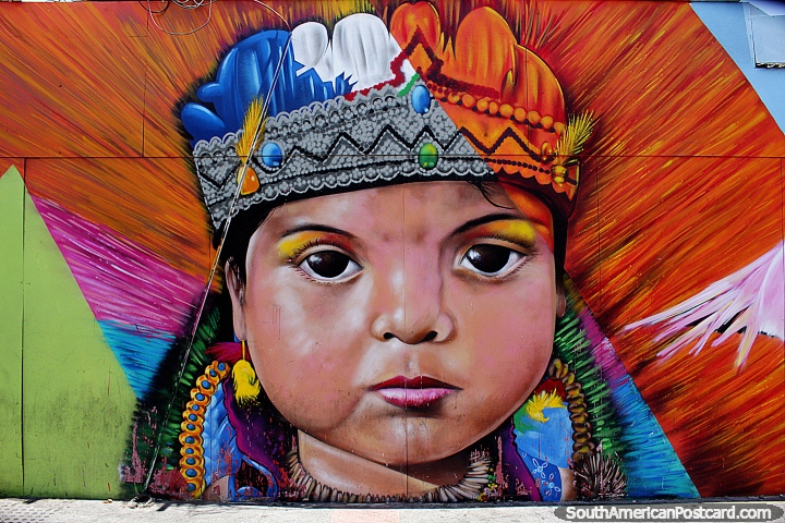 Menina indïgena que usa roupa tradicional e uso dianteiro, arte de rua colorida em Arica. (720x480px). Chile, América do Sul.