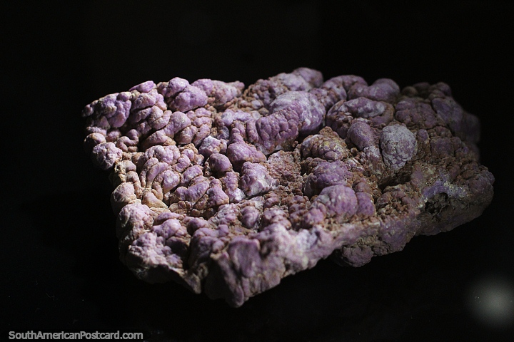 Fosfosiderita, roca mineral morada en el museo de Copiap. (720x480px). Chile, Sudamerica.