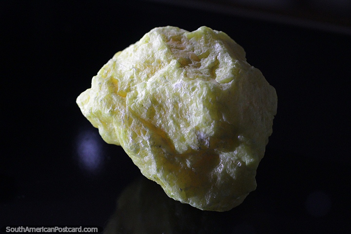 Azufre, roca mineral amarilla encontrada en Calama en el museo de Copiap. (720x480px). Chile, Sudamerica.