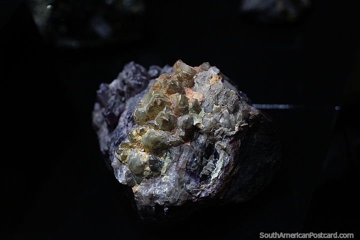 Amatista, espcime de rocha mineral irregular no museu de Copiap. (720x480px). Chile, Amrica do Sul.