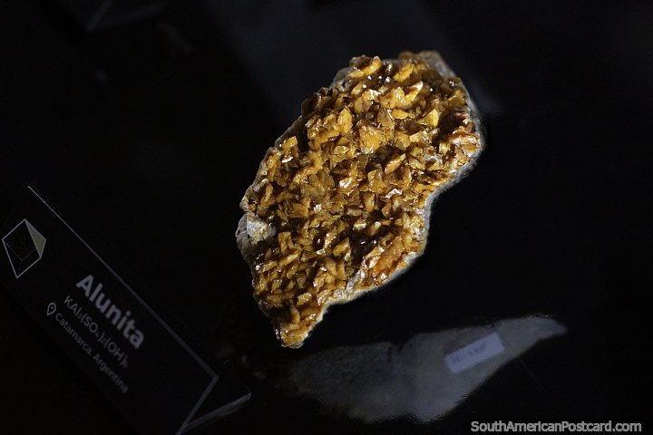 Alunita, roca mineral en bruto encontrada en Catamarca Argentina, exhibida en el museo de Copiap. (720x480px). Chile, Sudamerica.