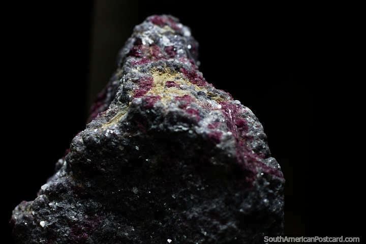 Rubelita, rocha mineral vermelha encontrada no Brasil, exposta no museu Copiap. (720x480px). Chile, Amrica do Sul.