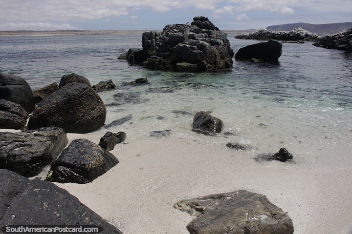 guas cristalinas e rochas negras escuras fazem um belo contraste na paisagem da Caldera. (720x480px). Chile, Amrica do Sul.