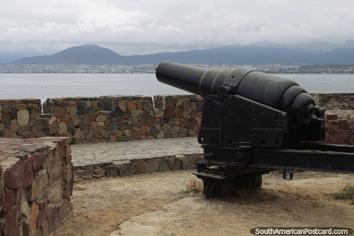 Cannon aponta para o mar no Fuerte Coquimbo, as paredes feitas de pedra. (720x480px). Chile, Amrica do Sul.