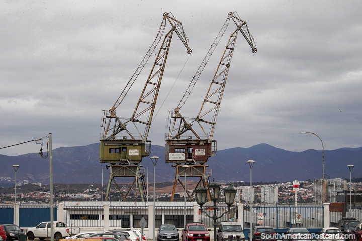 Par de grandes guindastes no porto de Coquimbo. (720x480px). Chile, Amrica do Sul.