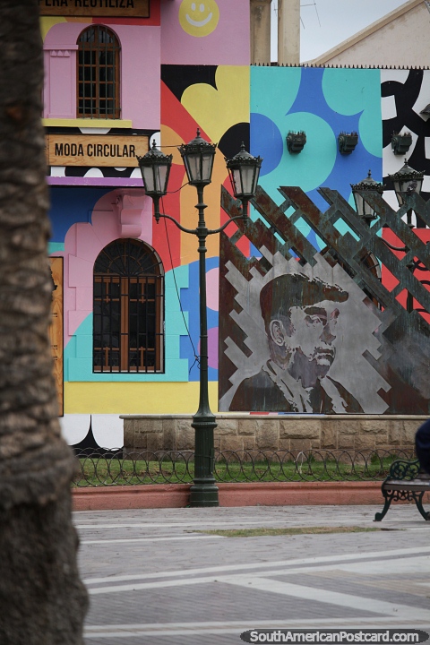 Plaza de Armas em Coquimbo, colorida praa principal. (480x720px). Chile, Amrica do Sul.