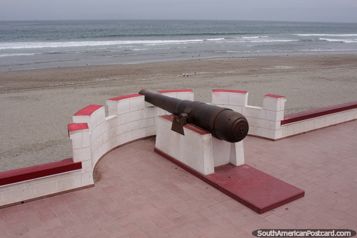 Cannon at the lighthouse monument pointing out to the sea in La Serena. (720x480px). Chile, South America.
