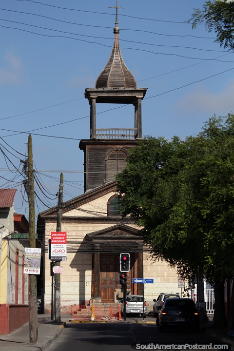 Igreja de San Juan com campanrio e torre de madeira em La Serena. (480x720px). Chile, Amrica do Sul.