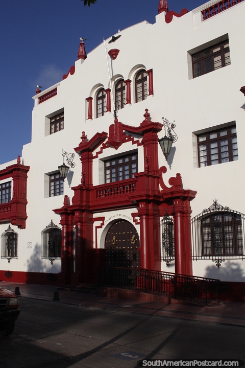 Palacio de Justicia y Tribunales de La Serena, prestigioso edificio a un costado de la Plaza de Armas. (480x720px). Chile, Sudamerica.