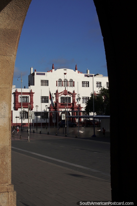 Vista atravs de um arco para o palcio de justia e tribunal em La Serena. (480x720px). Chile, Amrica do Sul.