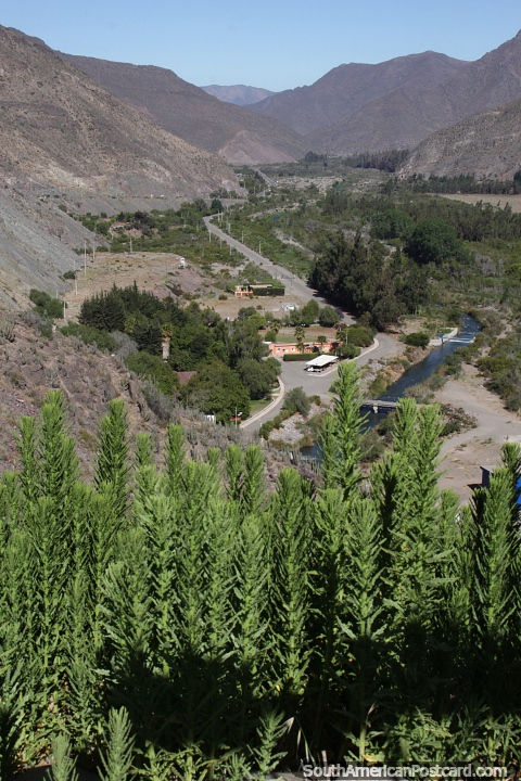 Ro entre la represa y las montaas en el Valle de Elqui cerca de Vicua. (480x720px). Chile, Sudamerica.