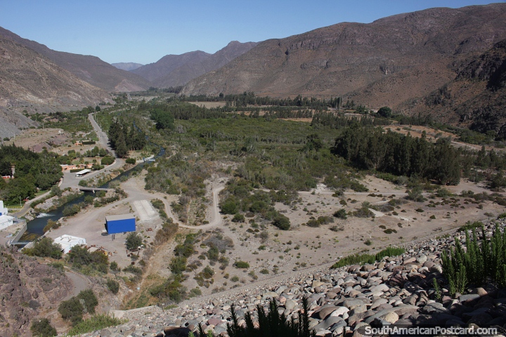 Vista mirando hacia abajo desde la represa Puclaro hacia el verde valle y las montaas cerca de Vicua. (720x480px). Chile, Sudamerica.