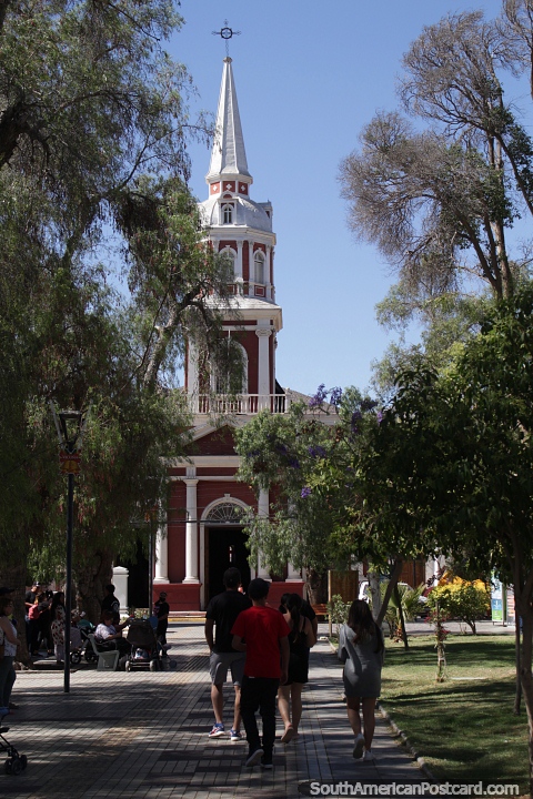 Iglesia y plaza en Vicua en el corazn del Valle de Elqui. (480x720px). Chile, Sudamerica.