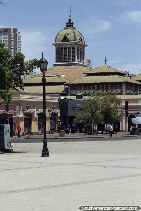 Edificio del Mercado Central de Santiago, inaugurado en 1872, vende alimentos, principalmente pescado. (480x720px). Chile, Sudamerica.