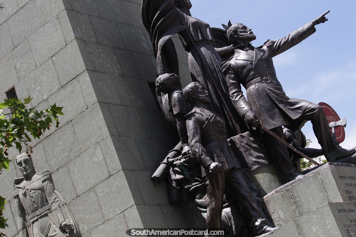 Grande monumento militar com muitas figuras em Santiago. (720x480px). Chile, Amrica do Sul.