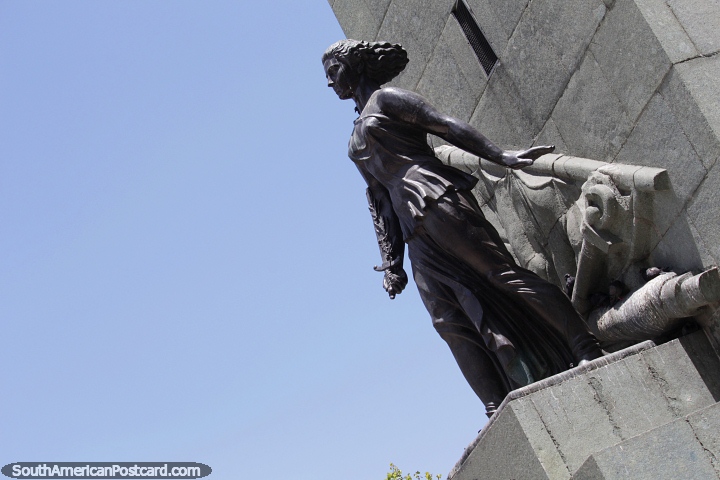 Figura femenina en el monumento militar del centro de Santiago. (720x480px). Chile, Sudamerica.