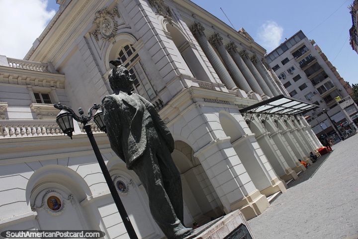 Patricio Mekis (1928-1979), poltico, estatua frente al Teatro Municipal de Santiago. (720x480px). Chile, Sudamerica.