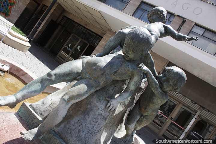 Escultura de bronze de crianas brincando e uma fonte em Santiago. (720x480px). Chile, Amrica do Sul.
