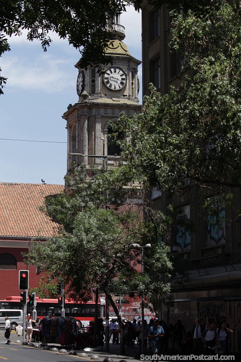 Igreja de San Francisco (1618) em Santiago, o edifcio mais antigo da capital. (480x720px). Chile, Amrica do Sul.