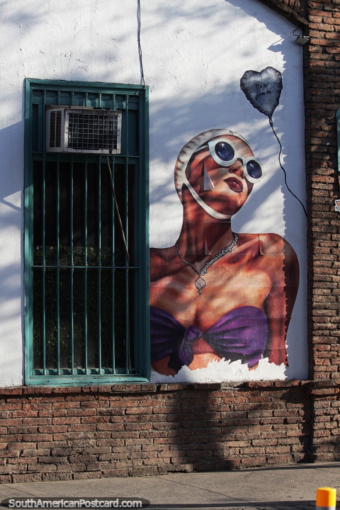 Modelo en bikini y anteojos pasados de moda, gran arte callejero en Bellavista, Santiago. (480x720px). Chile, Sudamerica.