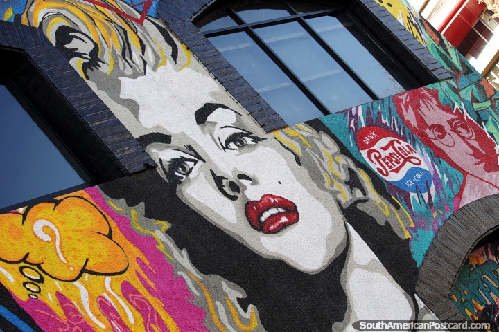 Marilyn Monroe y John Lennon, mural callejero en el barrio Bellavista de Santiago. (720x480px). Chile, Sudamerica.
