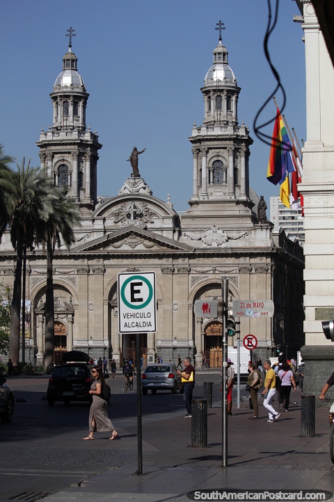 Catedral Metropolitana de Santiago con arquitectura neoclsica en la Plaza de Armas. (480x720px). Chile, Sudamerica.