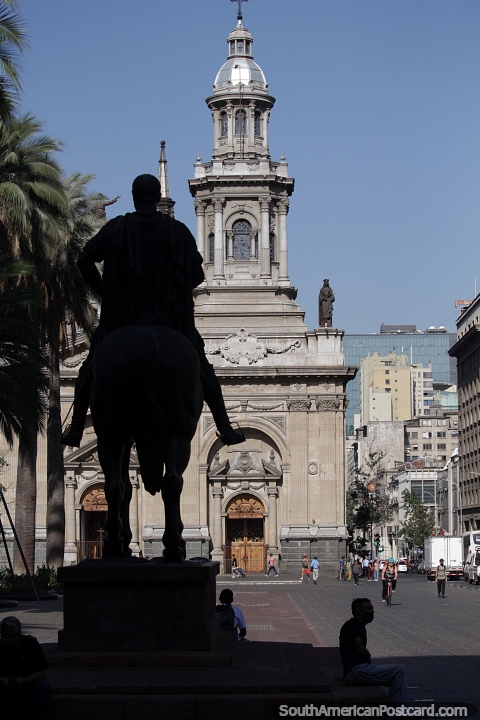 Catedral construda em 1753-1799, inaugurada em 1775 em Santiago. (480x720px). Chile, Amrica do Sul.