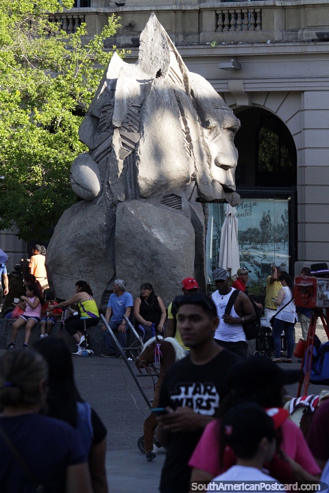 Al Pueblo Indigena (para os indgenas) de Enrique Villalobos, escultura em pedra na Plaza de Armas, Santiago. (480x720px). Chile, Amrica do Sul.