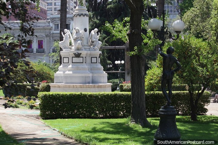 Jardines y plaza con estatuas alrededor del Palacio de Justicia de Santiago. (720x480px). Chile, Sudamerica.