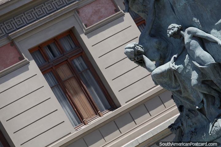 Arte y estatuas de bronce frente al Palacio de Justicia de Santiago. (720x480px). Chile, Sudamerica.