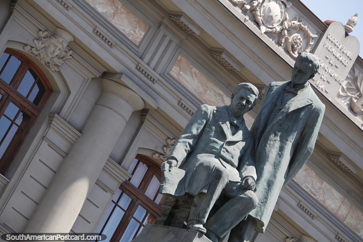 Manuel Montt (estadista y erudito) y Antonio Varas (abogado y poltico), monumento en Santiago. (720x480px). Chile, Sudamerica.