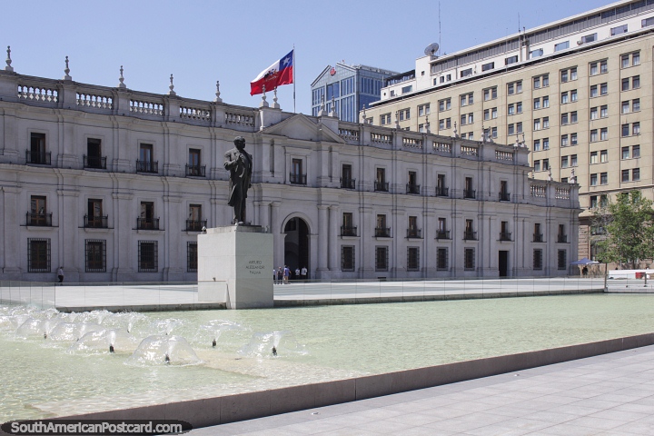 Centro Cultural La Moneda, importante edifcio com uma grande fonte em Santiago. (720x480px). Chile, Amrica do Sul.