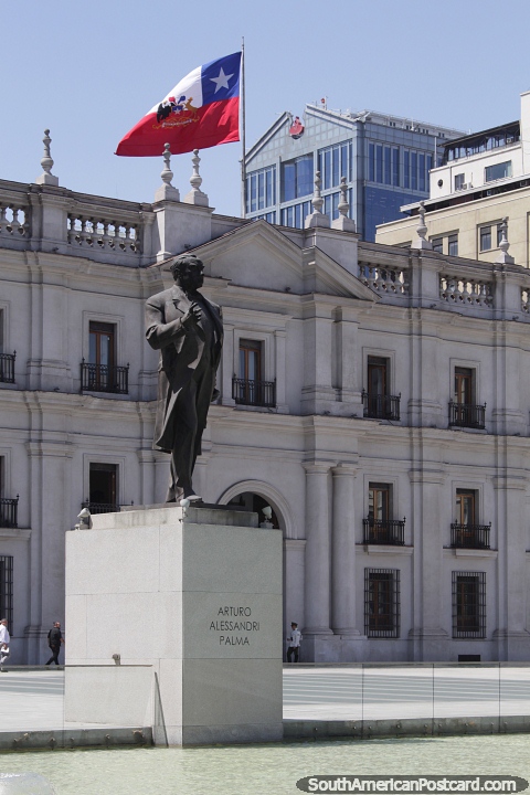 Arturo Alessandri Palma (1868-1950), 3 veces presidente, estatua en Santiago. (480x720px). Chile, Sudamerica.