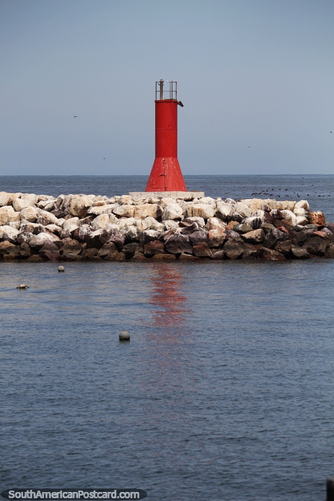 Farol vermelho em um ponto rochoso ao redor do porto de Antofagasta. (480x720px). Chile, América do Sul.