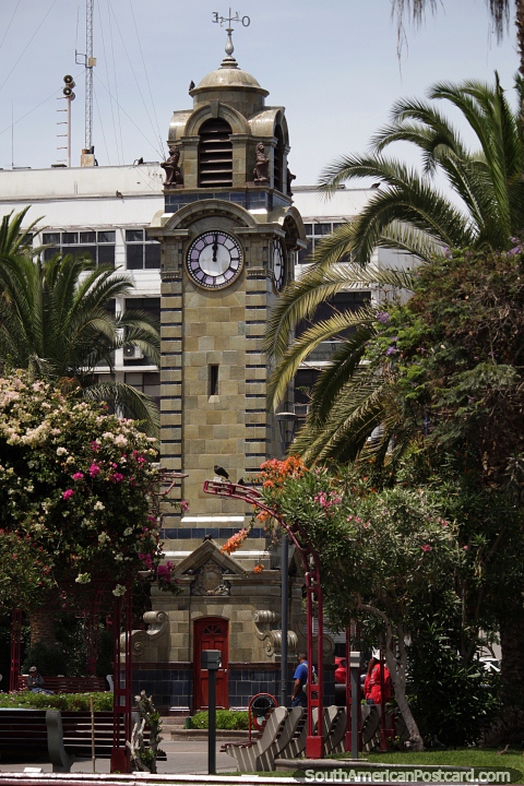 Torre del Reloj (1911) en la Plaza Coln de Antofagasta, una rplica de la Torre del Parlamento de Westminster. (480x720px). Chile, Sudamerica.