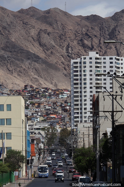 Veja a estrada para as montanhas rochosas atrs da cidade de Antofagasta. (480x720px). Chile, Amrica do Sul.