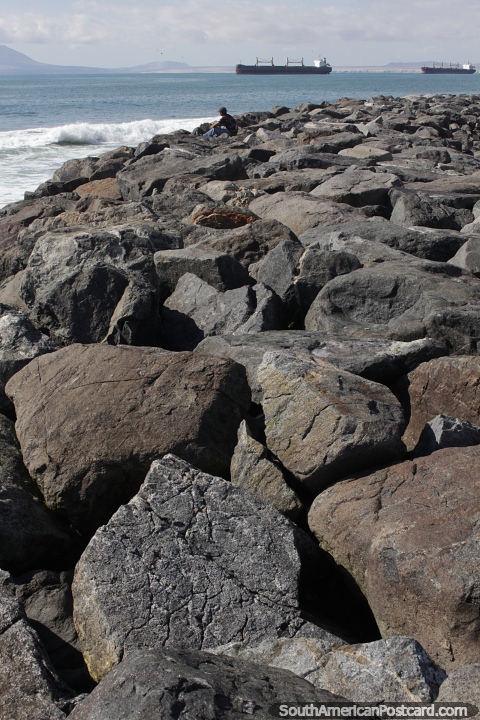 Costa olhando atravs das rochas, navios distantes e uma pessoa contemplando, Antofagasta. (480x720px). Chile, Amrica do Sul.