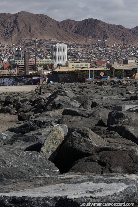 Entre as rochas e as montanhas em Antofagasta. (480x720px). Chile, Amrica do Sul.