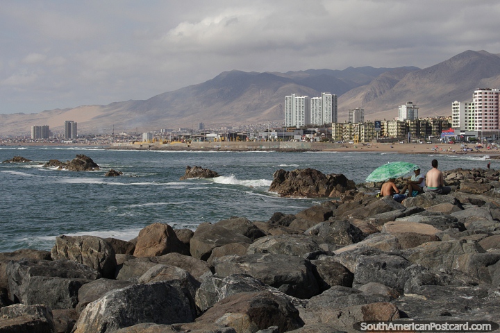 Mirando hacia el norte en la costa de Antofagasta desde las rocas hacia las montaas. (720x480px). Chile, Sudamerica.