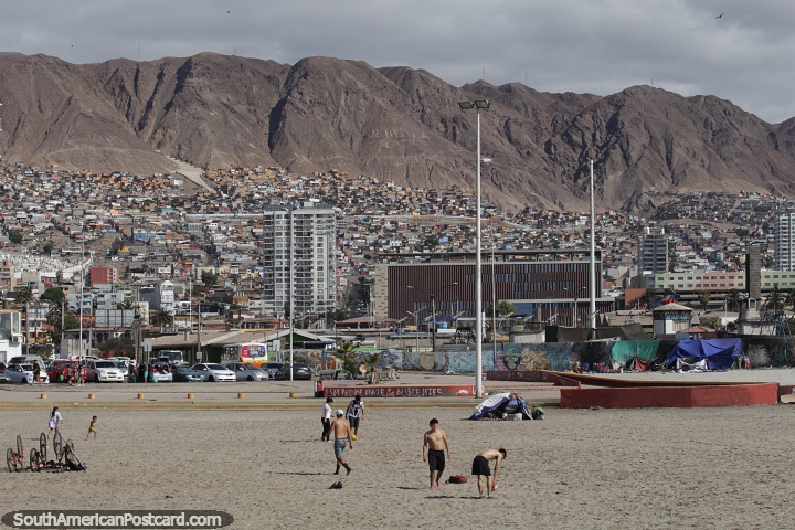 Desde la playa hasta las vastas comunidades de casas en la ladera de la montaa en Antofagasta. (720x480px). Chile, Sudamerica.