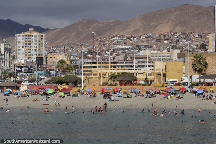 Refrscate en Playa Paraso, el calor viene del desierto de Antofagasta. (720x480px). Chile, Sudamerica.