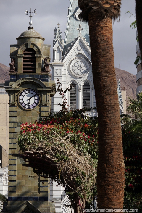 Belo par de edifcios, a catedral e a torre do relgio na Plaza Colon em Antofagasta. (480x720px). Chile, Amrica do Sul.