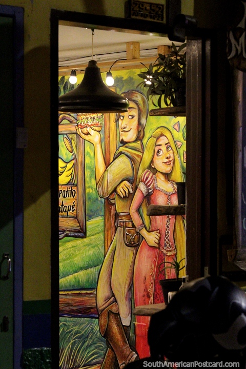 Hermoso mural de una pareja feliz dentro de una tienda en Guatape. (480x720px). Colombia, Sudamerica.