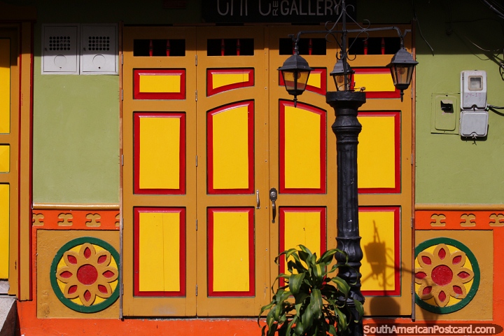 Paredes, puertas y zcalos pintados, una farola en Guatap. (720x480px). Colombia, Sudamerica.