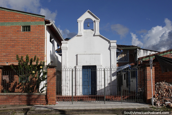 Pequea iglesia blanca con campana en Guatape. (720x480px). Colombia, Sudamerica.