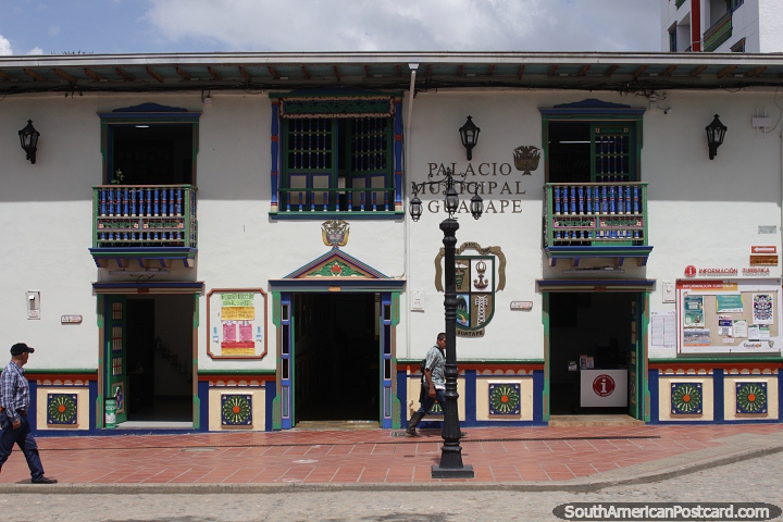 Palcio Municipal de Guatape na praa principal. (720x480px). Colmbia, Amrica do Sul.