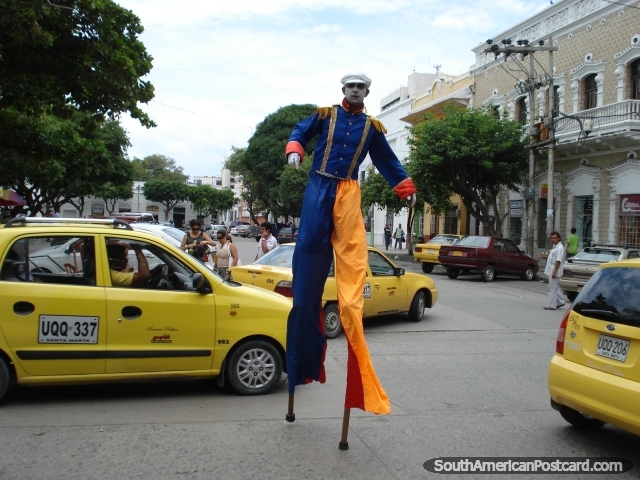 Um homem em pernas de pau em Santa Marta. (640x480px). Colômbia, América do Sul.